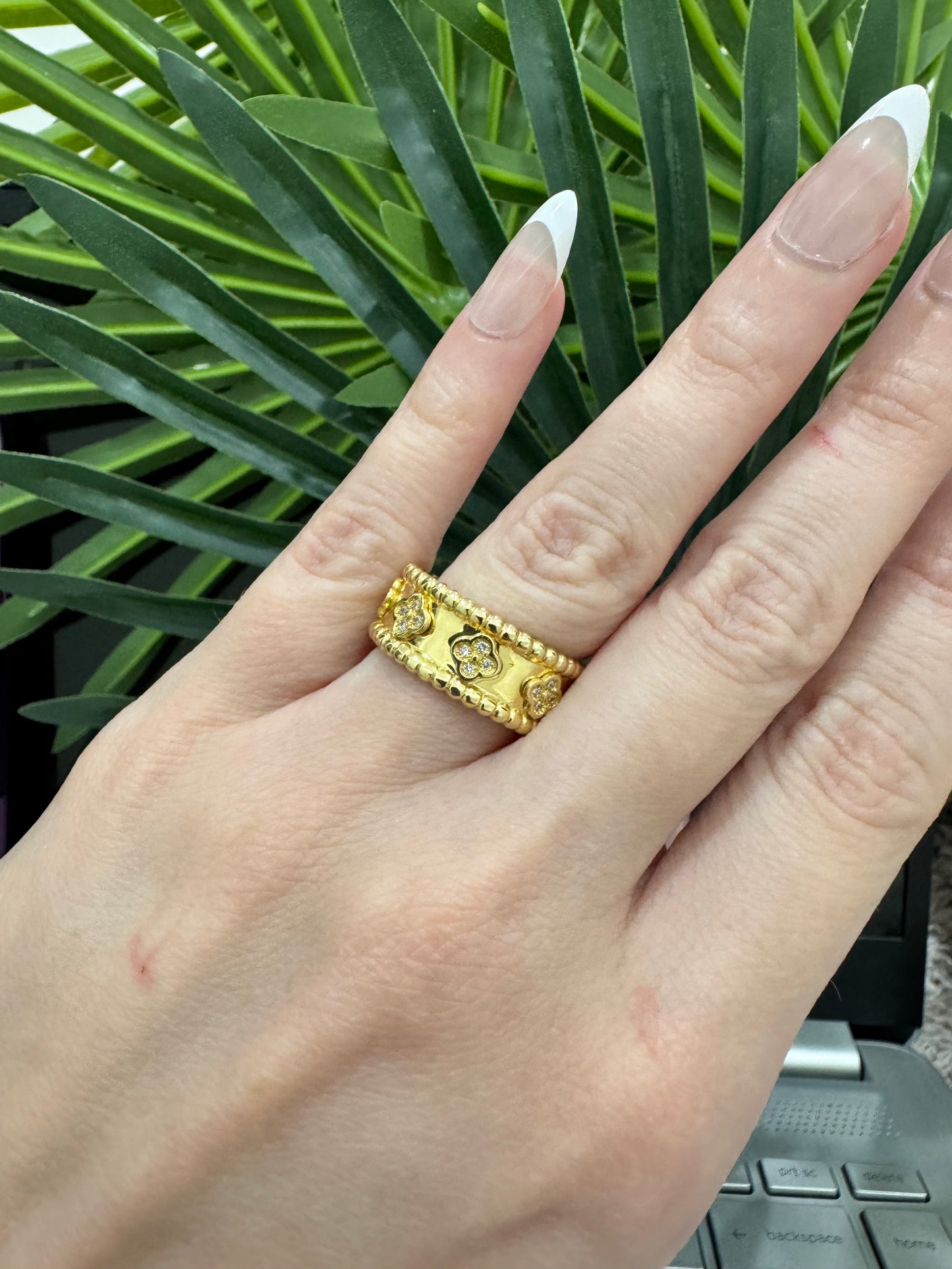 10K Clover Band Ring