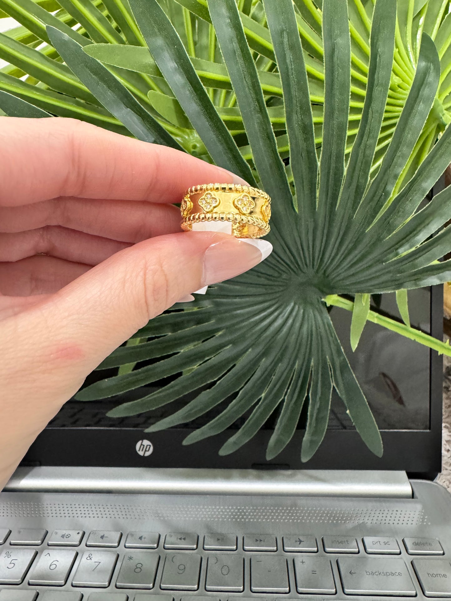 10K Clover Band Ring